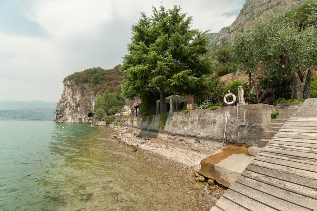 The Pier On The Lake Marone Exteriér fotografie